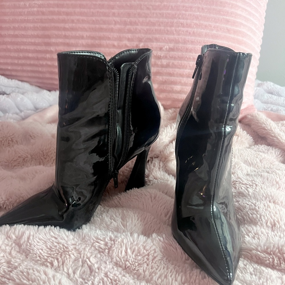 👠 Nine West Black Patent Leather Ankle Boots | Size 7 | GUC | Classic & Sleek